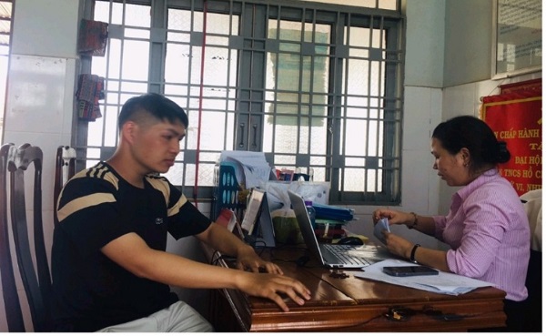 Đoàn Thanh niên Xã Ea Kly phối hợp với cán bộ Ngân hàng Chính sách xã hội hướng dẫn Tổ trưởng tổ tiết kiệm và vay vốn và các hộ vay làm thủ tục hồ sơ vay vốn